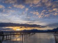 Dramatische Lichtstimmung bei Sonnenaufgang über dem Chiemsee